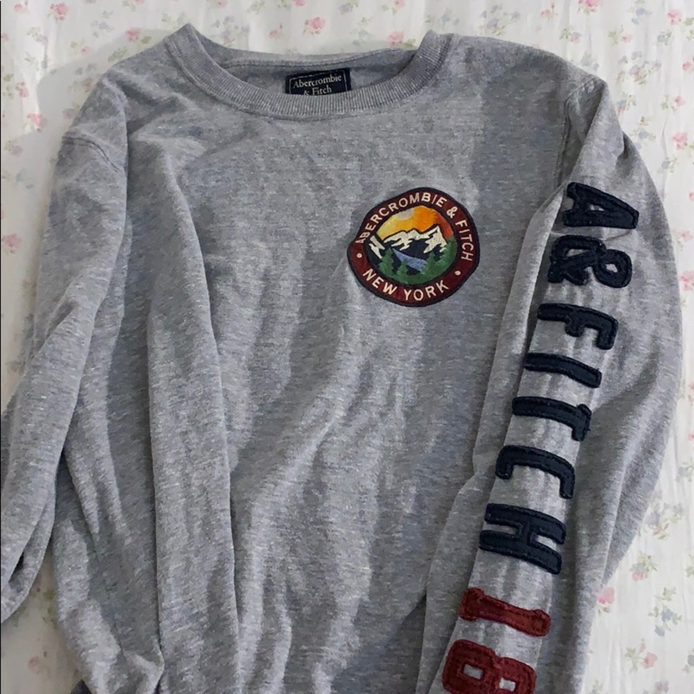 Long sleeve grey sweatshirt
